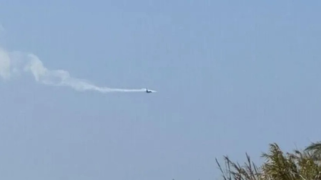 ektakto-tora-sti-chora-mas-fotia-en-ptisei-se-kinitira-aeroplanoy-503609