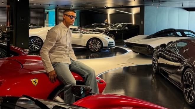 20-000-000-likes-se-liges-ores-o-kristiano-ronalnto-anevase-foto-mesa-sto-gkaraz-moyseio-me-ta-40-supercars-ton-100-ekat-eyro-amp-8211-poso-kanei-to-akrivotero-497894