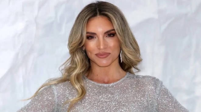 athina-oikonomakoy-apo-tin-skala-lakonias-stin-koryfi-mias-aytokratorias-oi-akrives-synergasies-to-vip-ifestyle-kai-i-chlidati-zoi-me-ton-mproyno-tserela-497351