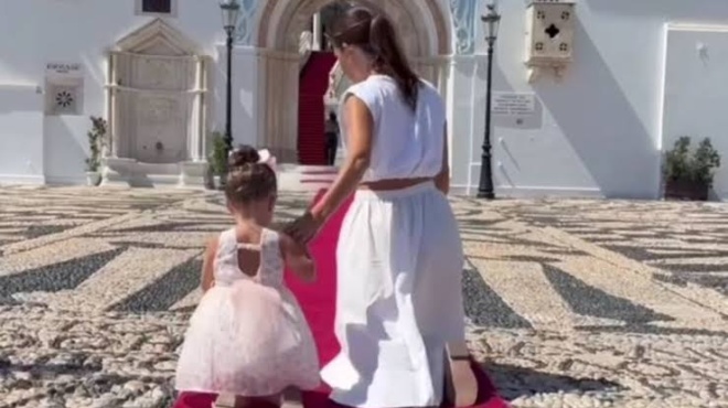 sygklonizei-i-maria-menoynos-gonatise-mprosta-stin-panagia-me-tin-kori-tis-kanena-kokkino-chali-den-sygkrinetai-501813