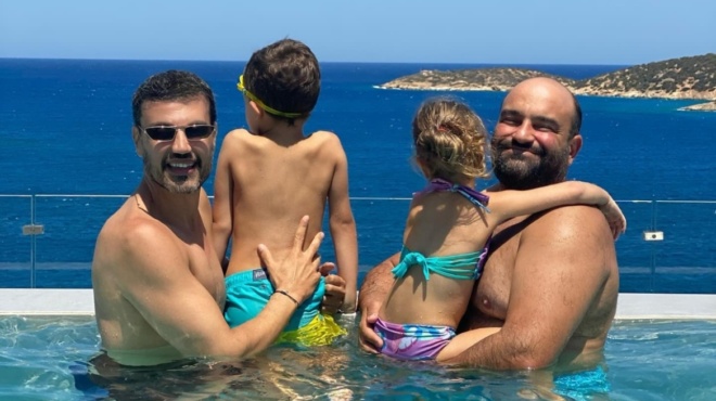 oloi-koitazan-ayti-tin-oikogeneia-stin-paralia-o-pantelis-toytoyntzis-me-ta-paidia-toy-oi-tryferes-stigmes-501817
