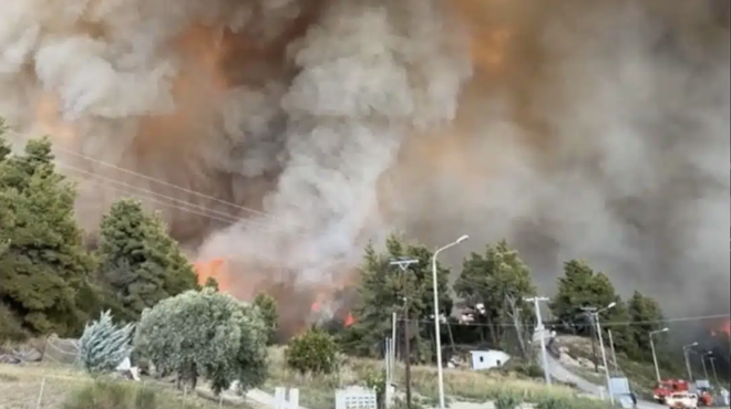 kaigetai-i-ellada-mas-pyrini-kolasi-tora-sti-chalkidiki-amp-8211-maziki-fygi-katoikon-kai-paratheriston-ichise-to-112v-499392