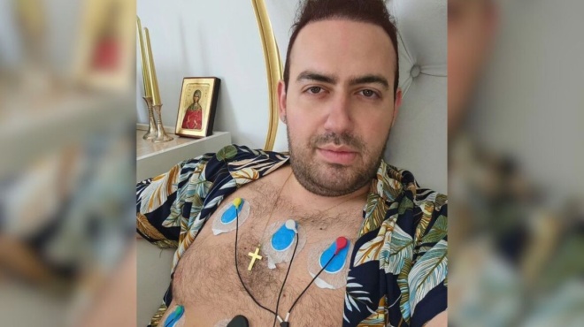 pira-tin-apofasi-na-allaxo-olokliri-ti-zoi-moy-cheiroyrgithike-o-mayrikios-mayrikioy-amp-8211-i-fotografia-mesa-apo-tin-kliniki-kai-oi-anthodesmes-504290