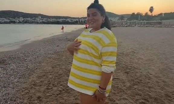 danai-mparka-choreyei-stin-paralia-me-foyskomeni-koilia-to-vinteo-poy-egine-viral-i-ataka-gia-to-fylo-toy-moroy-505066