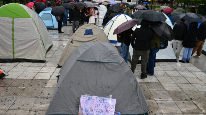 pagosan-oloi-sto-syntagma-oi-foitites-estisan-skines-mesa-sti-vrochi-oi-eikones-poy-kanoyn-ton-gyro-toy-diadiktyoy-513744