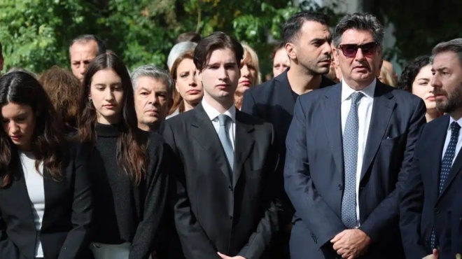pente-chronia-apo-ton-thanato-tis-fofis-gennimata-o-syzygos-tis-kai-o-gios-tis-sto-mnima-oi-eikones-apo-to-mnimosyno-516247